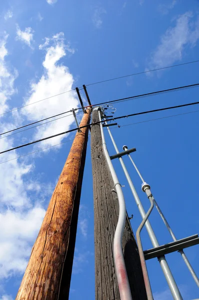 Potencia eléctrica poste contra cielo azul — Foto de Stock