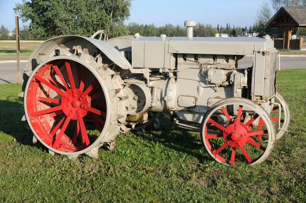 Винтажный трактор на исторической ферме Лицензионные Стоковые Фото