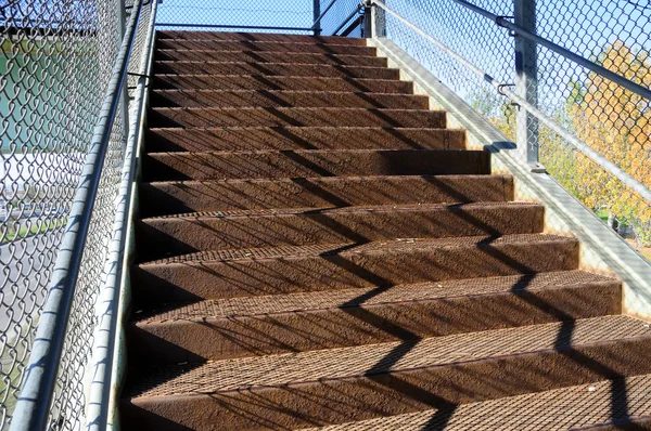 Ржавая лестница на сломанной дорожке Стоковое Фото