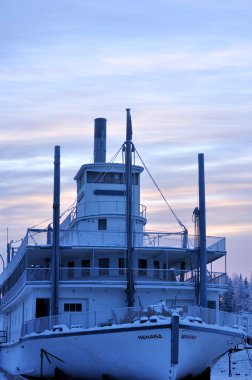 tarihi alaska riverboat kışın alacakaranlıkta