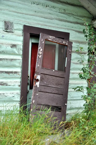 Oude deur vallen van scharnieren van historische alaska cabine — Stockfoto