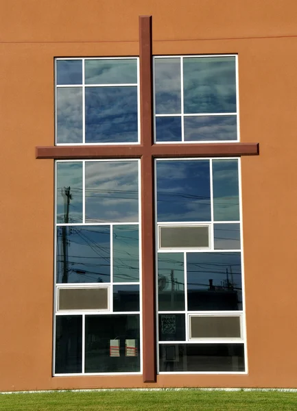 Украшенный церковный крест и окно — стоковое фото