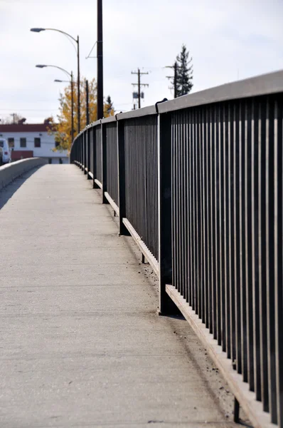 Rails de trottoir sur un pont — Photo