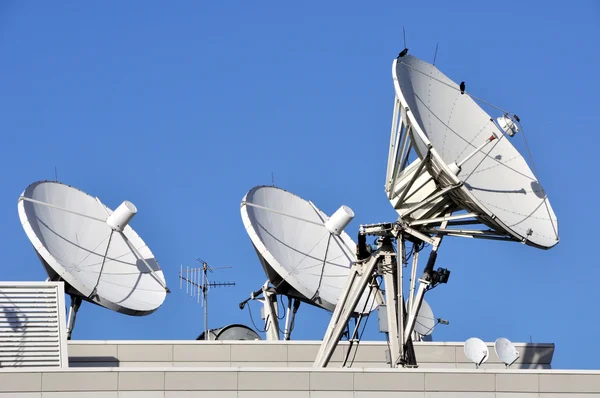 Satelitní komunikační antény na střeše — Stock fotografie