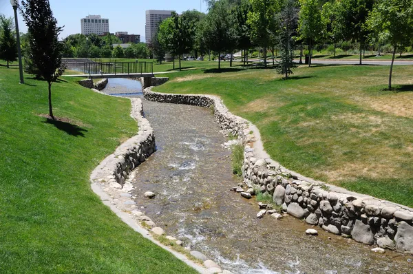 Mesterséges patak átfolyik a városi park — Stock Fotó