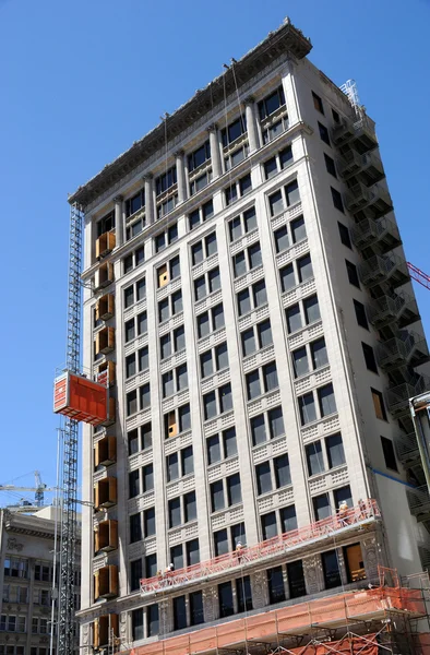 Historisch gebouw ondergaat renovatie — Stockfoto