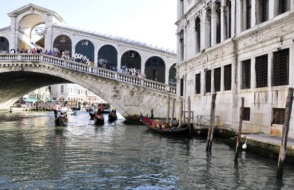 En puente Rialto Venecia —  Fotos de Stock