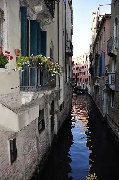 Estreito canal veneciano al atardecer — Stok fotoğraf