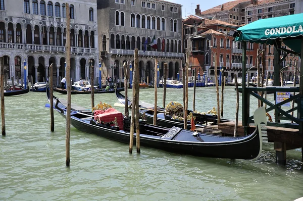 Gondolas atracadas en el Gran Canal — Stock Photo, Image