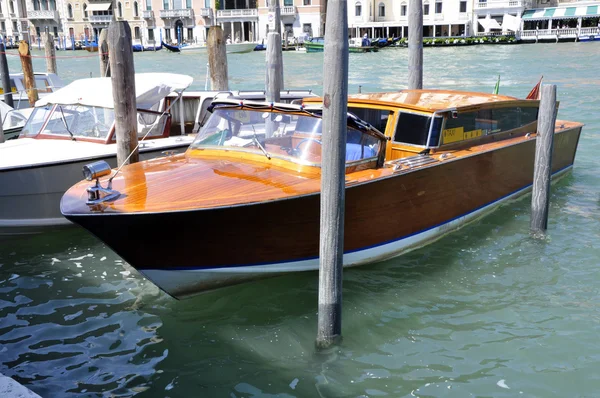 stock image Taxi barco aparcado de un canal veneciano