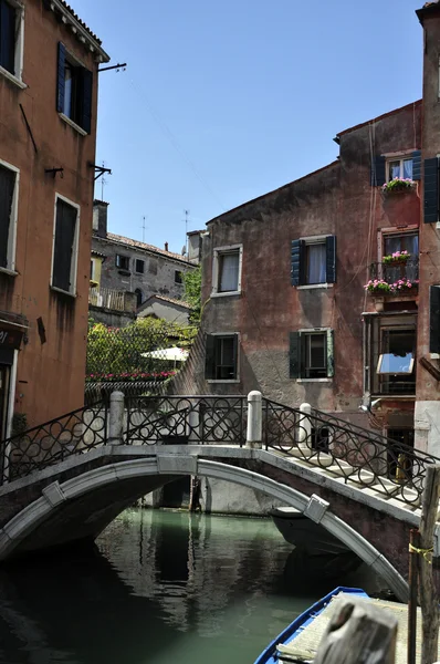 Puente sobre kanal veneciano — Stok fotoğraf