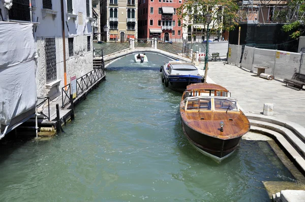 Bonitas vistas de un canal veneciano — Stock Photo, Image