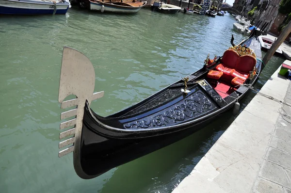 Gondola aparcada en Venecia — Stock fotografie