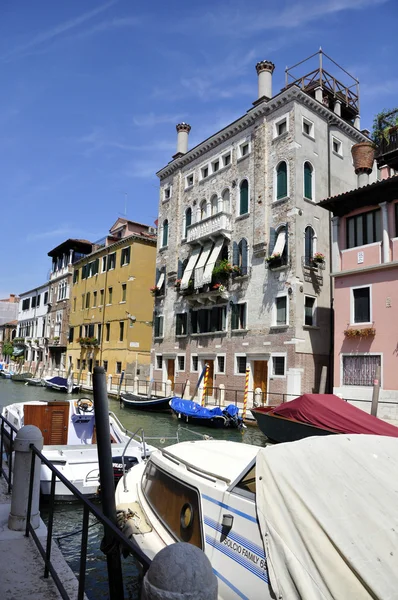 Bellas vistas de un canal veneciano —  Fotos de Stock