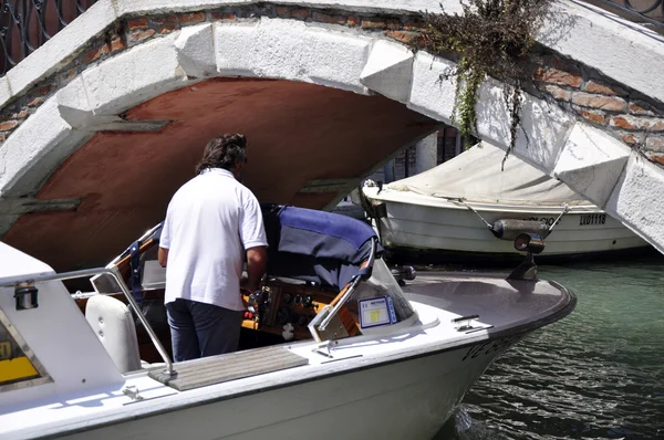 Barco bajo un puente veneciano — Foto de Stock