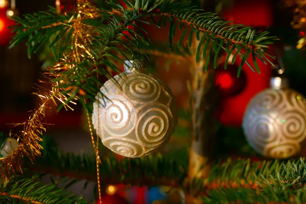 Baubels Blancos Navidad Colgando Árbol — Foto de Stock