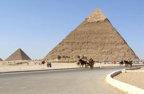 Egypten. på en fot av pyramider av heopsa — Stockfoto