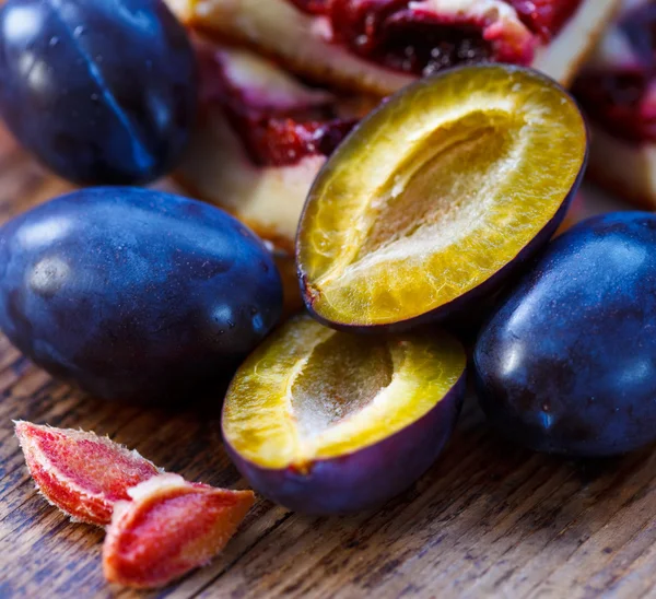 stock image Damson plums and cake