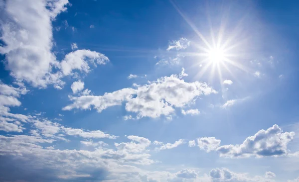 Синее солнечное небо — стоковое фото