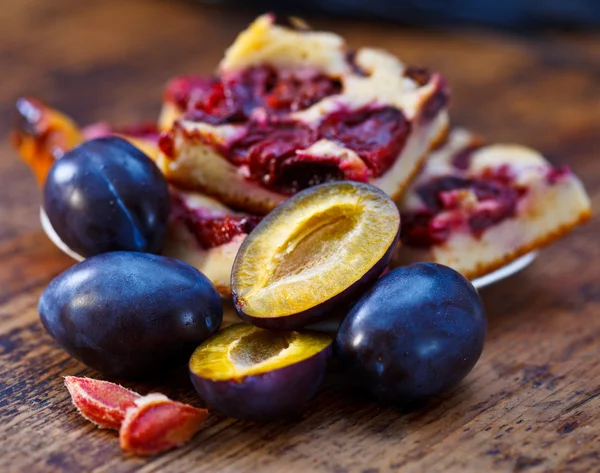 Damson plums and cake — Stock Photo, Image