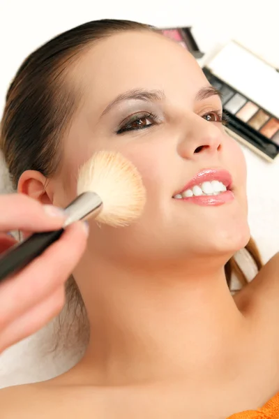 Wizażystka stosowania kosmetyków — Zdjęcie stockowe