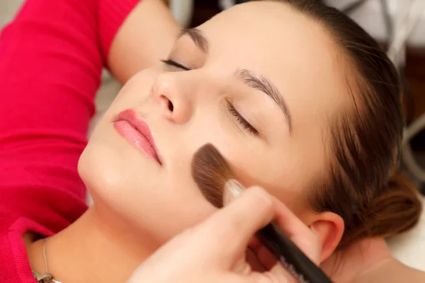 Vrouw met make-up borstel — Stockfoto