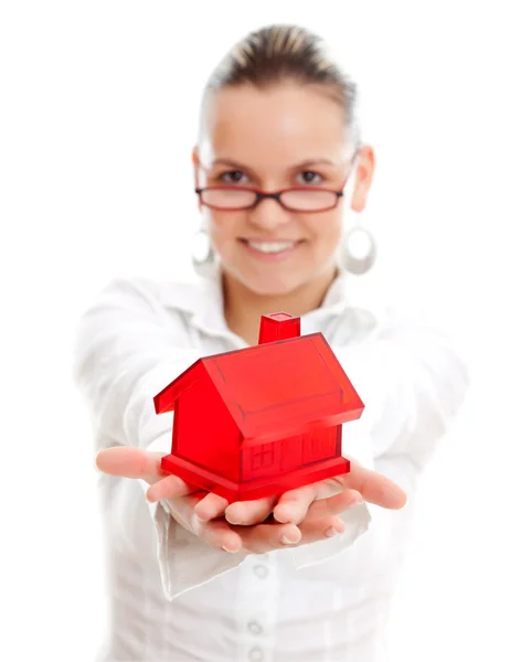 Vrouw met miniatuur huis — Stockfoto