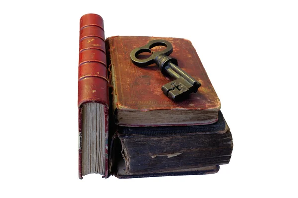 Ключ Над Старой Книгой Изолирован Белом — стоковое фото