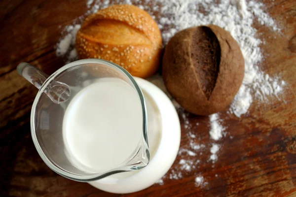 Молоко і хліб — стокове фото