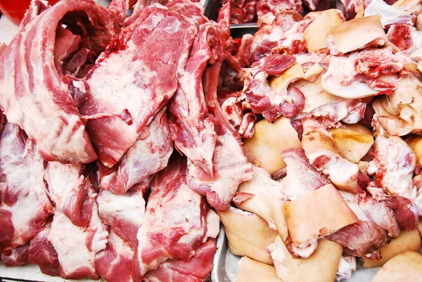 Muitos de porco no mercado fresco — Fotografia de Stock