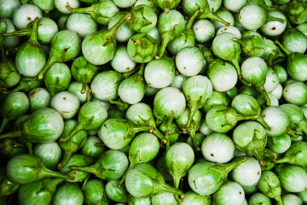 Veel van groene aubergine in verse markt — Stockfoto