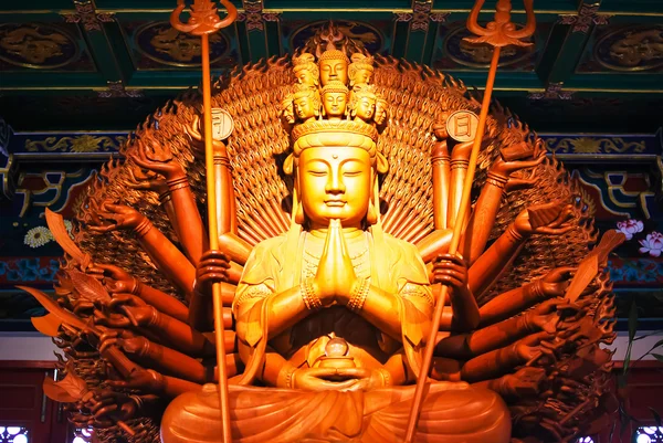 Diosa de la misericordia estatua de madera — Foto de Stock