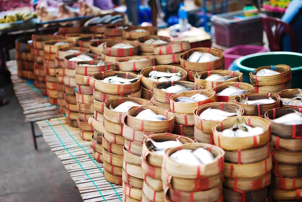 Mnozí z makrely v koši na prodej v thajské s čerstvým ovocem — Stock fotografie