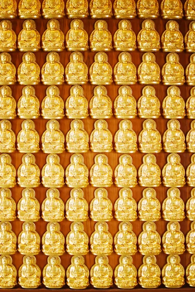 Muchos de Buda de Oro Estatua en la pared de madera en el templo chino —  Fotos de Stock