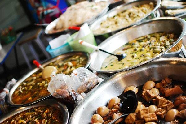 Mnoho druhů thajských jídel v trhu s čerstvým ovocem — Stock fotografie