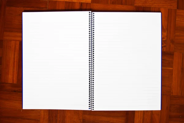 Cuaderno en blanco sobre el fondo de parquet —  Fotos de Stock