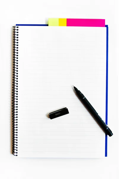 Üres Jegyzetfüzet-val egy elszigetelt toll — Stock Fotó