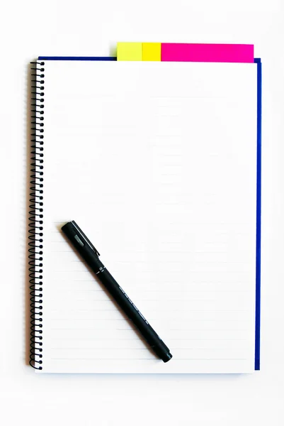 Prázdný zápisník s perem, samostatný — Stock fotografie
