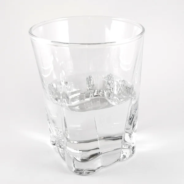 Glas helder water voor verfrissing — Stockfoto