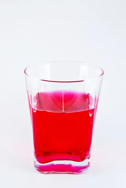 Стакан сладкой красной воды для освежения изолированы — стоковое фото