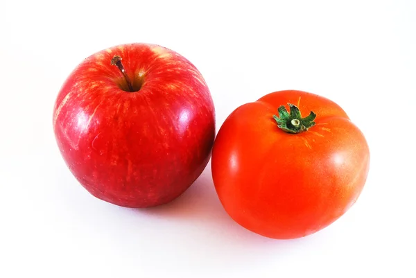 Mela e pomodoro isolati su sfondo bianco — Foto Stock