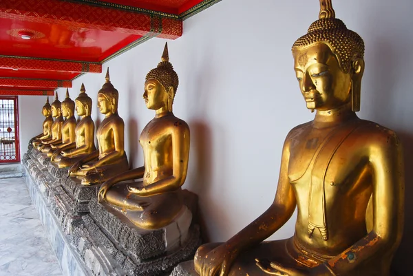 Reihe goldener Buddha-Statuen im thailändischen Buddha-Tempel — Stockfoto