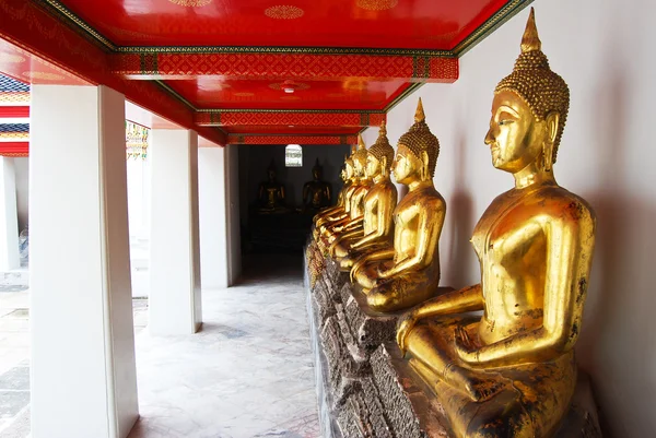 Reihe goldener Buddha-Statuen im thailändischen Buddha-Tempel — Stockfoto