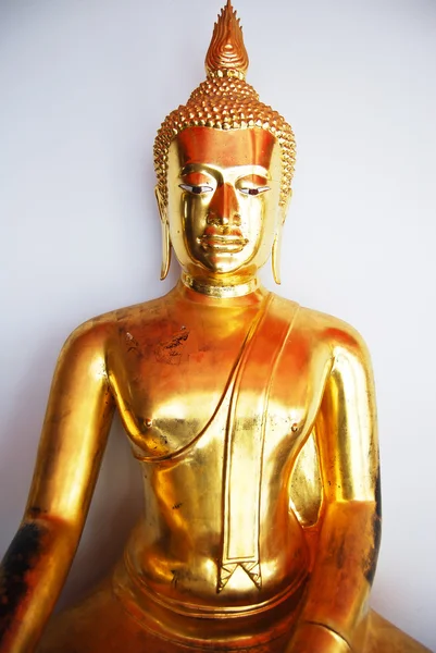 Statue de Bouddha d'or sur fond blanc — Photo