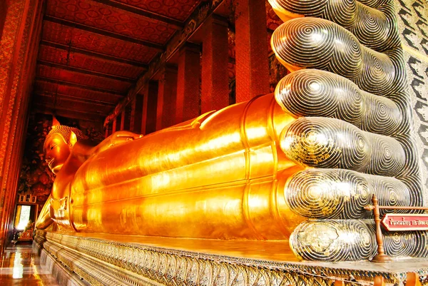 Fekvő buddha szobor Thaiföldön buddha templom wat pho — Stock Fotó