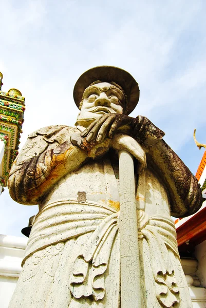 Gamla Herren sten staty i thailand-templet — Stockfoto