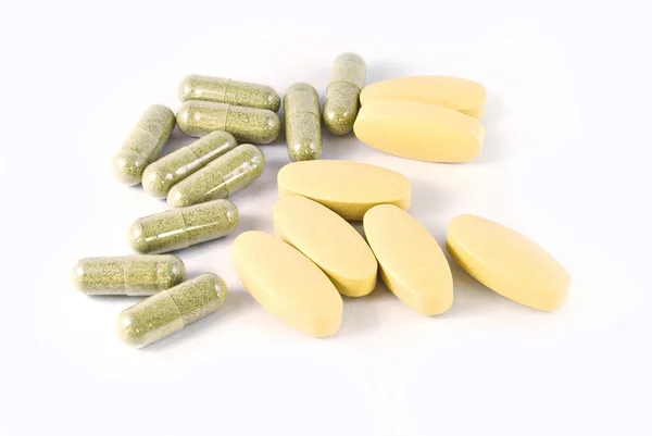 Fytoterapií kapsle a tablety vitaminu c izolované na bílém — Stock fotografie