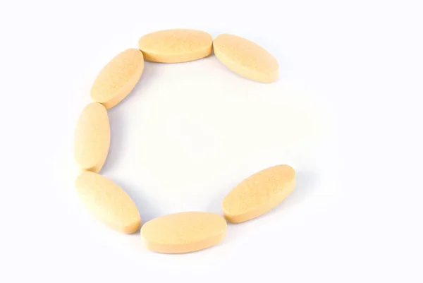 C Buchstabe von c Vitamintabletten isoliert auf weißem Hintergrund — Stockfoto
