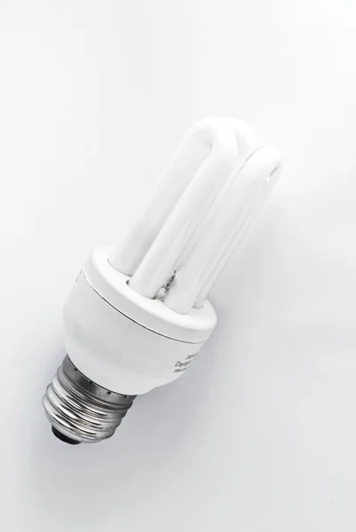 Bombilla fluorescente compacta aislada sobre fondo blanco — Foto de Stock