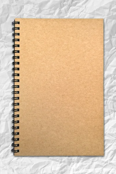 Cuaderno de cubierta Grunge marrón sobre fondo de papel arrugado —  Fotos de Stock